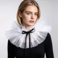 Abnehmbarer weißer Tüll-Rüschenkragen mit schwarzem Schleifenband, elegantes Kostüm-Halsaccessoire. - Weiß