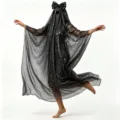 Detailansicht des glitzernden schwarzen Geisterkostüms mit großer Schleife für Halloween. - Länge 150xBreite 145 / Robe / Schwarz