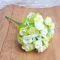 Détail de bouquet de petites fleurs de roses artificielles, élégante décoration florale blanc et vert. - Blanc