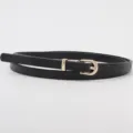 Schwarzer schmaler Damen Ledergürtel mit eleganter goldfarbener Metallschnalle für Kleider. - Schwarz