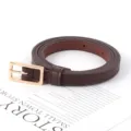 Damen schmaler minimalistischer brauner Ledergürtel mit goldener Schnalle für Kleider - 105cm / Kaffeebraun