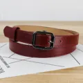 Cinturón de mujer de cuero PU con hebilla, elegante correa roja para vaqueros. - Burdeos / 105cm