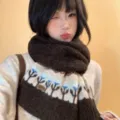 Accogliente sciarpa invernale in misto lana marrone con motivo Fair Isle per donne. - Nero