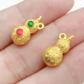 Dettaglio ciondolo zucca dorata, stile cinese tradizionale per creazione gioielli DIY. - Zucca Oro Opaco Antico (22574) / 1 Pezzo (16x8mm) / Verde e Rosso