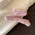 Pince à cheveux en tricot douillet avec fil mélangé rose et détail en cristal étincelant pour femmes. - Pince en forme de Z / Rose