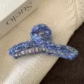 Pince à cheveux tricotée bleue griffe de requin en laine grosse confortable pour cheveux épais - Pince Crabe Croisée / Bleu marine