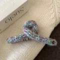 Vue détaillée d'une pince à cheveux tricotée multicolore confortable, design croisé chic. - Pince Crabe Croisée / Multicolore