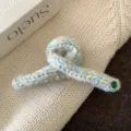 Grande pince à cheveux en tricot chunky avec détail de cristal, griffe pour cheveux épais. - Pince Crabe Croisée / Vert Crème
