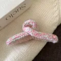 Pince à cheveux tricotée rose, griffe de requin duveteuse confortable pour coiffure épaisse. - Pince Crabe Croisée / Rose