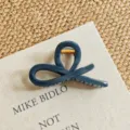 Dark blue geometric hair claw clip for thick hair, stylish and elegant styling accessory. - Medium Shape / 11cm / Indigo
