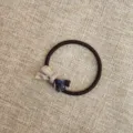 Vista dettagliata del grazioso elastico per capelli con fiocco in acetato e banda elastica. - Viola con nastro viola