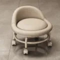 Beige niedriger Rollhocker mit Rückenlehne weichem Sitz und Universalrädern für den Heimgebrauch. - Off-White (Off-White Rad)