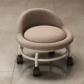 Moderne niedrige Hocker mit Rückenlehne, bequemer gepolsterter runder Rollhocker fürs Zuhause. - Hellbraun