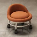Oranger Rollhocker mit Rückenlehne, moderner mobiler Drehstuhl für den Wohnbereich. - Orange