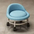 Blauer niedriger Rollhocker mit weichem Sitzkissen und flexiblen Rollen fuer den Alltag. - Hellblau