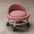 Rosa niedriger Rollhocker mit bequemer Rückenlehne und Leichtlaufrollen für Zuhause - Hellviolett