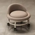 Moderne niedrige Rollhocker mit Rückenlehne, weichem Kissen und Universalrollen für Zuhause. - Braun