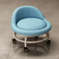 Blauer niedriger Rollhocker mit Rückenlehne und Universalrädern für den Heimgebrauch. - Blau