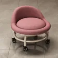 Rosa Samt kleiner Rollhocker mit Ruckenlehne und universalen Rollen fur das Zuhause - Lila