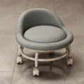 Moderner niedriger Hocker mit Rückenlehne, grauem Polstersitz und leichtgängigen Rollen. - Hellgrau (Off-White Rad)