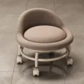 Moderner niedriger Rollhocker mit Rückenlehne und weichem Kissen für Zuhause und Büro, bequem. - Hellbraun (Off-White Rad)
