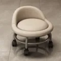 Beige niedriger Hocker mit Rückenlehne, kleiner mobiler Drehstuhl mit Rollen für Zuhause. - Gebrochenes Weiß
