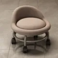 Moderner niedriger Rollhocker mit Rollen, bequemer gepolsterter Stuhl fur das Homeoffice. - Hellbraun
