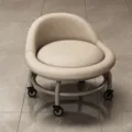 Beige Leder niedriger Rollhocker mit Rückenlehne und Universalrollen für Büro und Zuhause. - Weiß