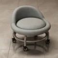 Moderner niedriger Rollhocker mit gepolstertem Sitz, Rückenlehne und Universalrädern für zu Hause - Grau