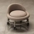 Beiger Rollhocker aus Leder mit Rückenlehne und Lenkrollen für Homeoffice und Wohnzimmer. - Braun