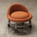 Oranger niedriger Hocker mit Rückenlehne und Rollen gepolsterter Sitz moderner Stuhl für Zuhause - Orange