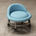 Kompakter hellblauer Rollhocker mit Rückenlehne und Universalrädern für den Wohnbereich. - Blau