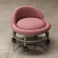 Rosa niedriger Rollhocker mit Rückenlehne und Universalrädern für Zuhause und Büro. - Lila