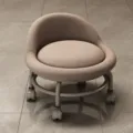 Kleiner Hocker mit Rückenlehne, bequemer gepolsterter Sitz und glatte Universalräder. - Hellbraun (Graues Rad)