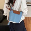Sac bandoulière tendance en denim pour femme, design chic avec finitions en cuir contrasté. - Bleu foncé
