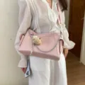 Élégant sac à bandoulière en cuir rose avec chaîne, poches latérales et joli pendentif ours femme. - Avec Pendentif / Rose