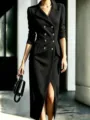 Primo piano dettagliato di un elegante abito blazer nero a doppio petto con vita definita. - Taglia S / Nero