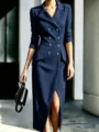 Vista dettagliata dell'elegante abito blazer doppiopetto blu scuro con taglio sfiancato. - Taglia S / Blu navy
