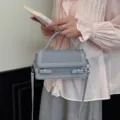 Sac à bandoulière élégant pour navetteur bleu clair, coutures contrastées et boucles doubles. - Bleu