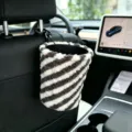 Detailopname van pluche gestreepte hangende prullenbak in moderne auto, gezellige textuur. - Bruin Wit Gestreept