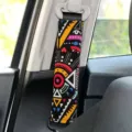 Bohemian autogordel schouderkussen met kleurrijke geometrische abstracte print op zwarte achtergrond. - 1 Stuk Verpakking (25x6cm) / Geel en Oranje Contrast