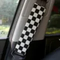 Zwart-wit geruite autogordel schouderpad, zacht en comfortabel universeel interieur accessoire. - Zwart-wit Schaakbord