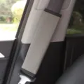 Cuscino per spalla di cintura di sicurezza auto in pelle grigia con design trapuntato. - Grigio