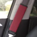 Cuscinetto copri cintura di sicurezza auto in pelle rossa con motivo a rombi trapuntati. - Borgogna