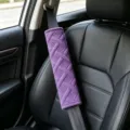 Cuscino copri cintura di sicurezza auto in peluche viola con motivo goffrato, morbido e confortevole. - Spallina Fantasia M / Fantasia M Viola Paio