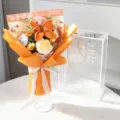 Ramo de flores de ganchillo hecho a mano con papel de regalo naranja para el Día. - Lirios naranjas con caja de PET