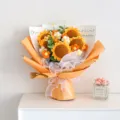 Vista detallada del ramo de girasoles de ganchillo, exquisito arreglo floral de lana. - Estilo de Graduación 1