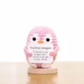 Handgemachte gehäkelte rosa Pinguin Puppe Strick Ornament mit positivem Schild und Holzbasis. - Rosa Pinguin