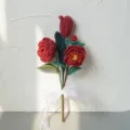 Ramo de flores de ganchillo hecho a mano rosa tulipán de lana decoración hogar - Camelia Roja (Terminado)