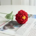 Flor de peonía roja hecha a mano a crochet, hermoso ramo de lana como regalo ideal. - Rojo Brillante